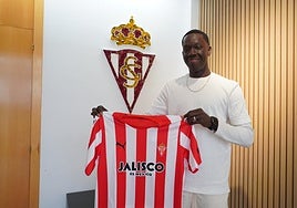 Amadou Coundoul posa con la camiseta del Sporting.