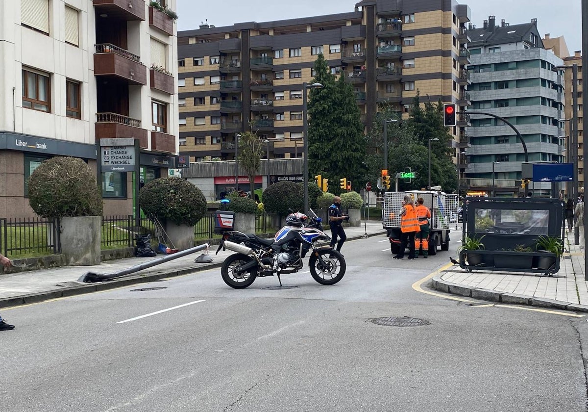 La farola derribada en la calle Ezcurdia.