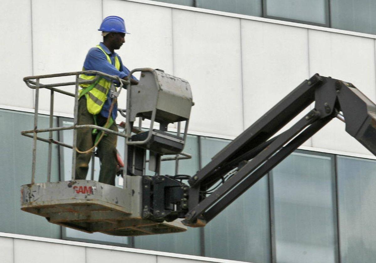 Un trabajador en una obra en Asturias.