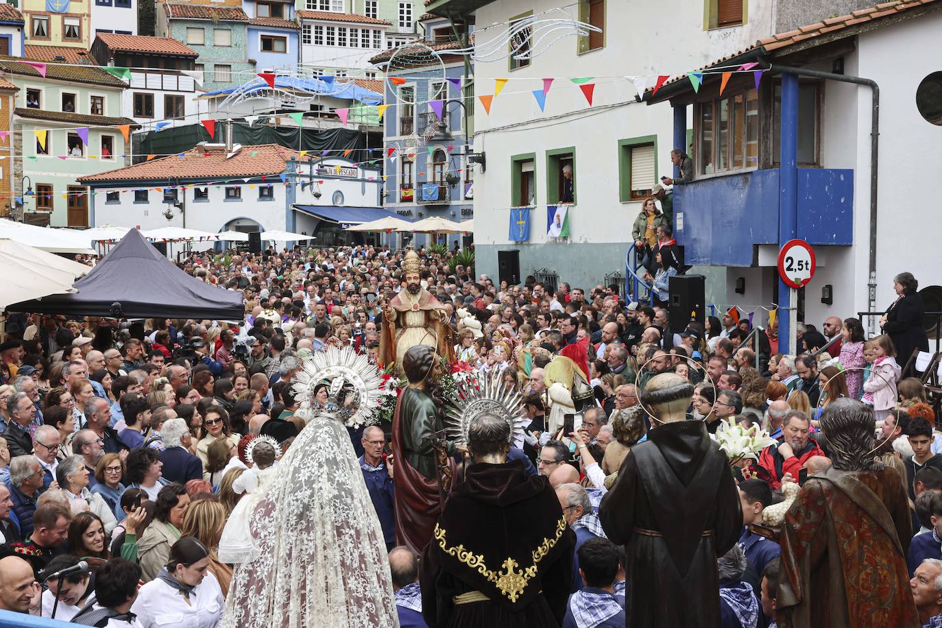 Cudillero brilla por San Pedro: las imágenes una Amuravela multitudinaria
