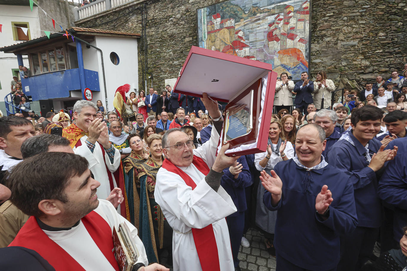 Cudillero brilla por San Pedro: las imágenes una Amuravela multitudinaria