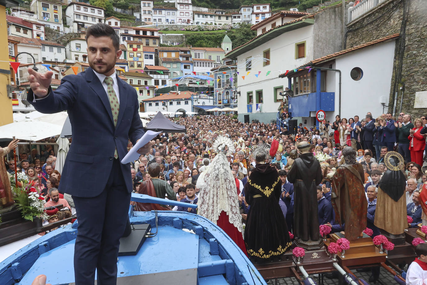 Cudillero brilla por San Pedro: las imágenes una Amuravela multitudinaria