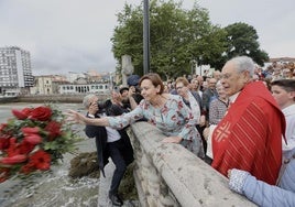 Ocho cofrades sacaron de la iglesia a hombros la imagen de San Pedro para presidir la tradicional bendición de las aguas, acto que contó con la participación de la alcaldesa, Carmen Moriyón.