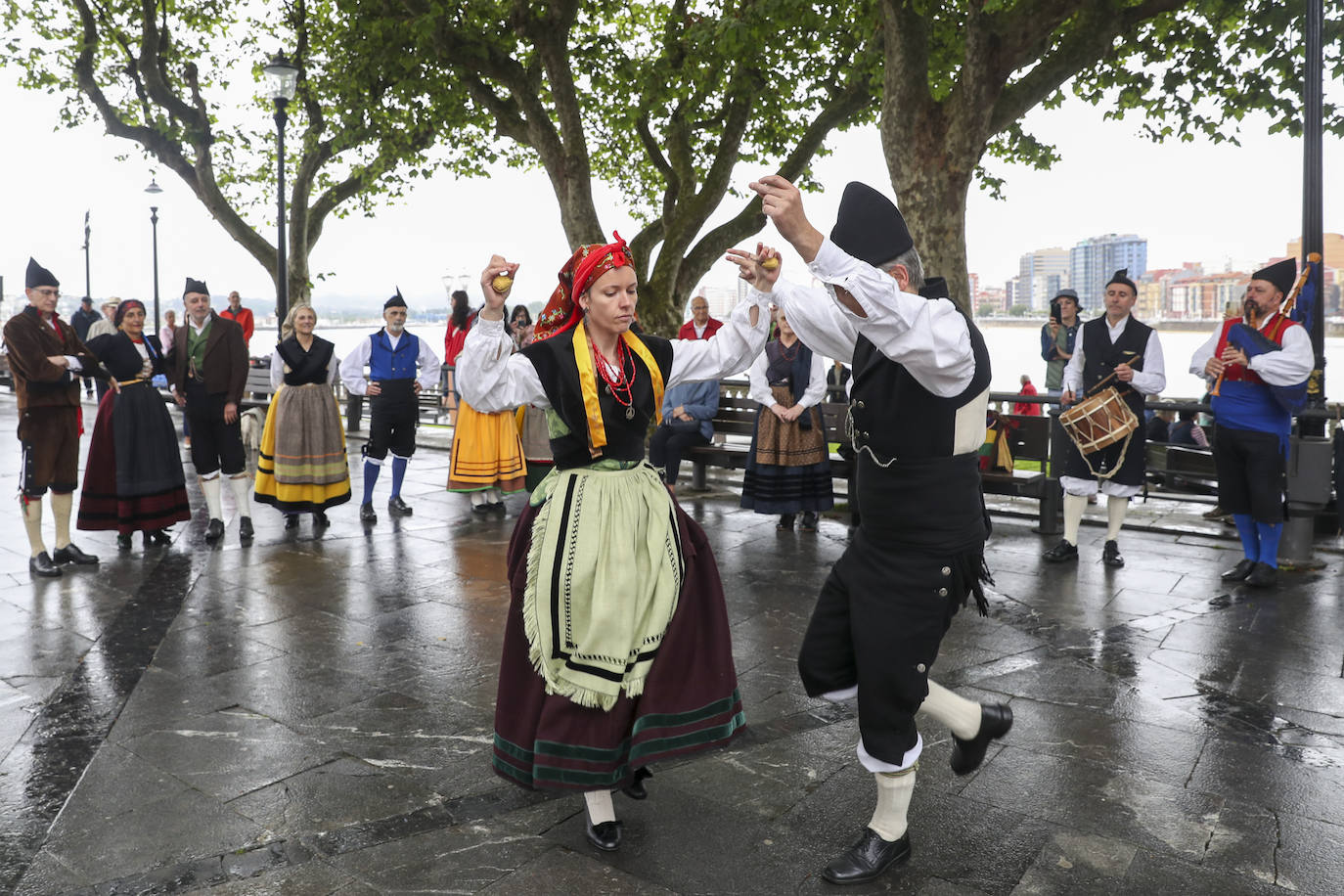 Gijón inicia los festejos por San Pedro con la bendición de las aguas