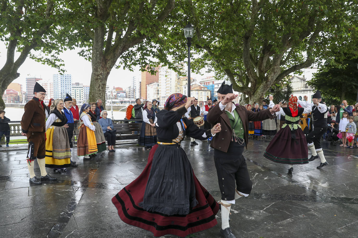 Gijón inicia los festejos por San Pedro con la bendición de las aguas