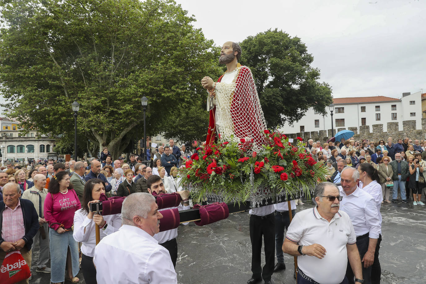 Gijón inicia los festejos por San Pedro con la bendición de las aguas