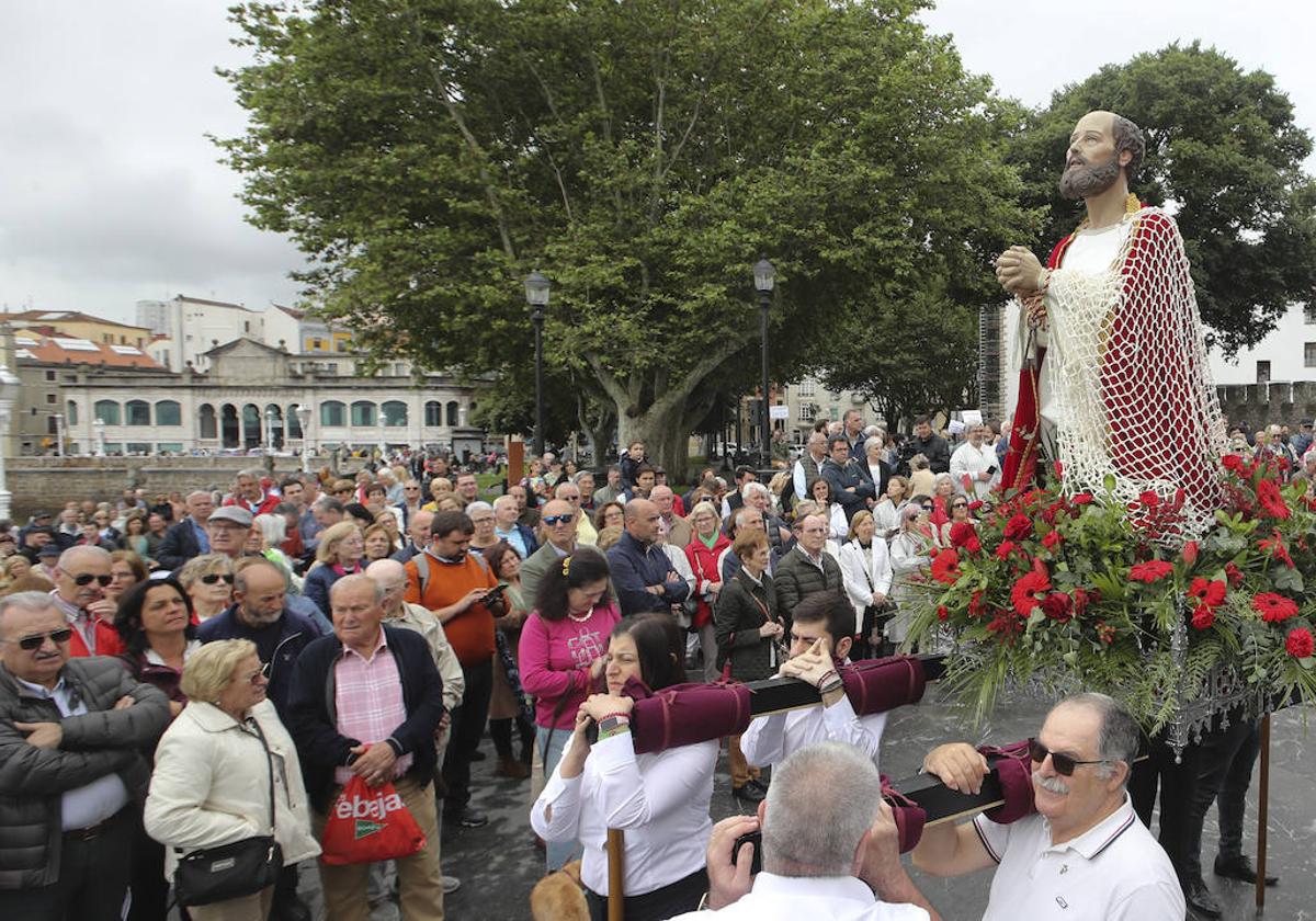 Gijón inicia los festejos por San Pedro con la bendición de las aguas