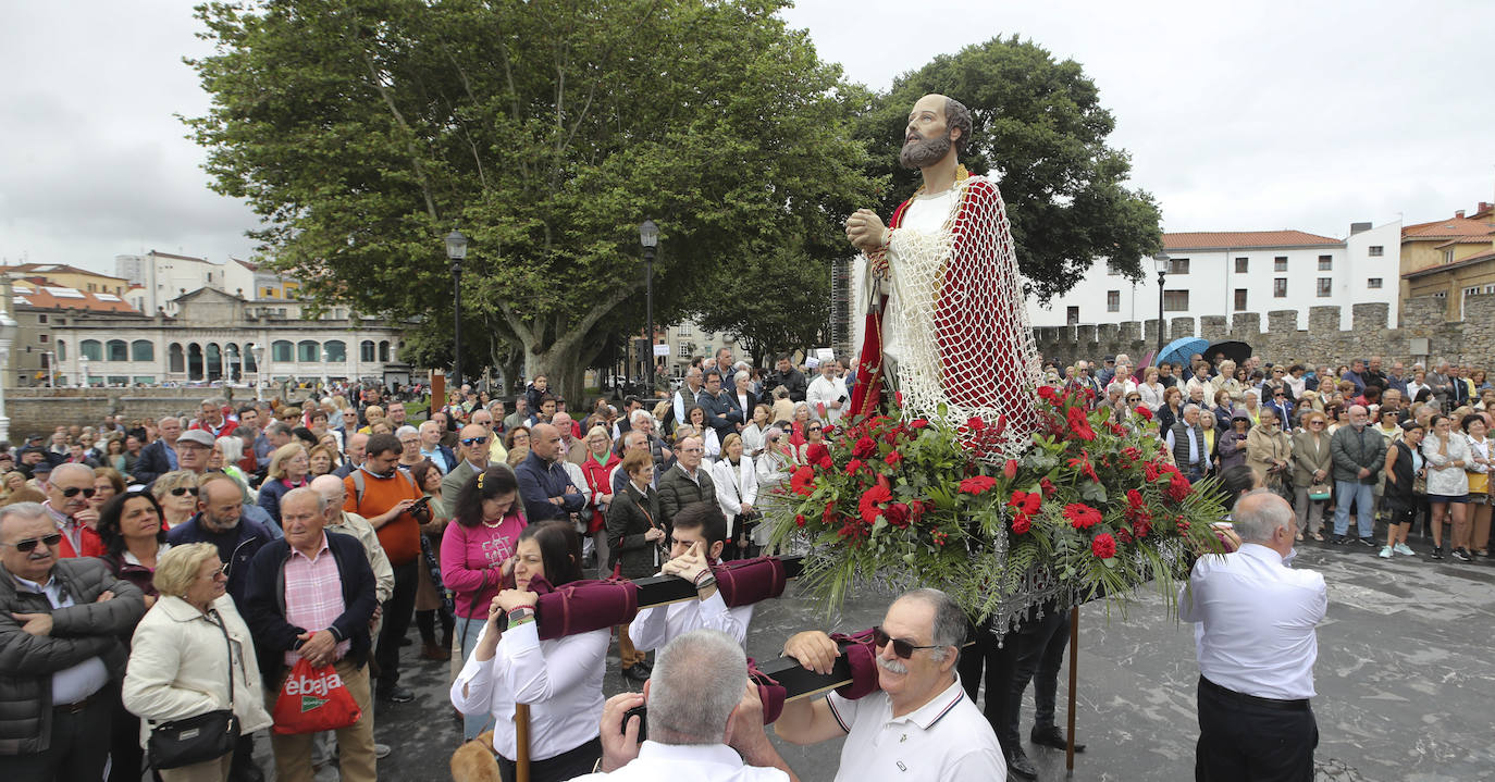 Gijón inicia los festejos por San Pedro con la bendición de las aguas