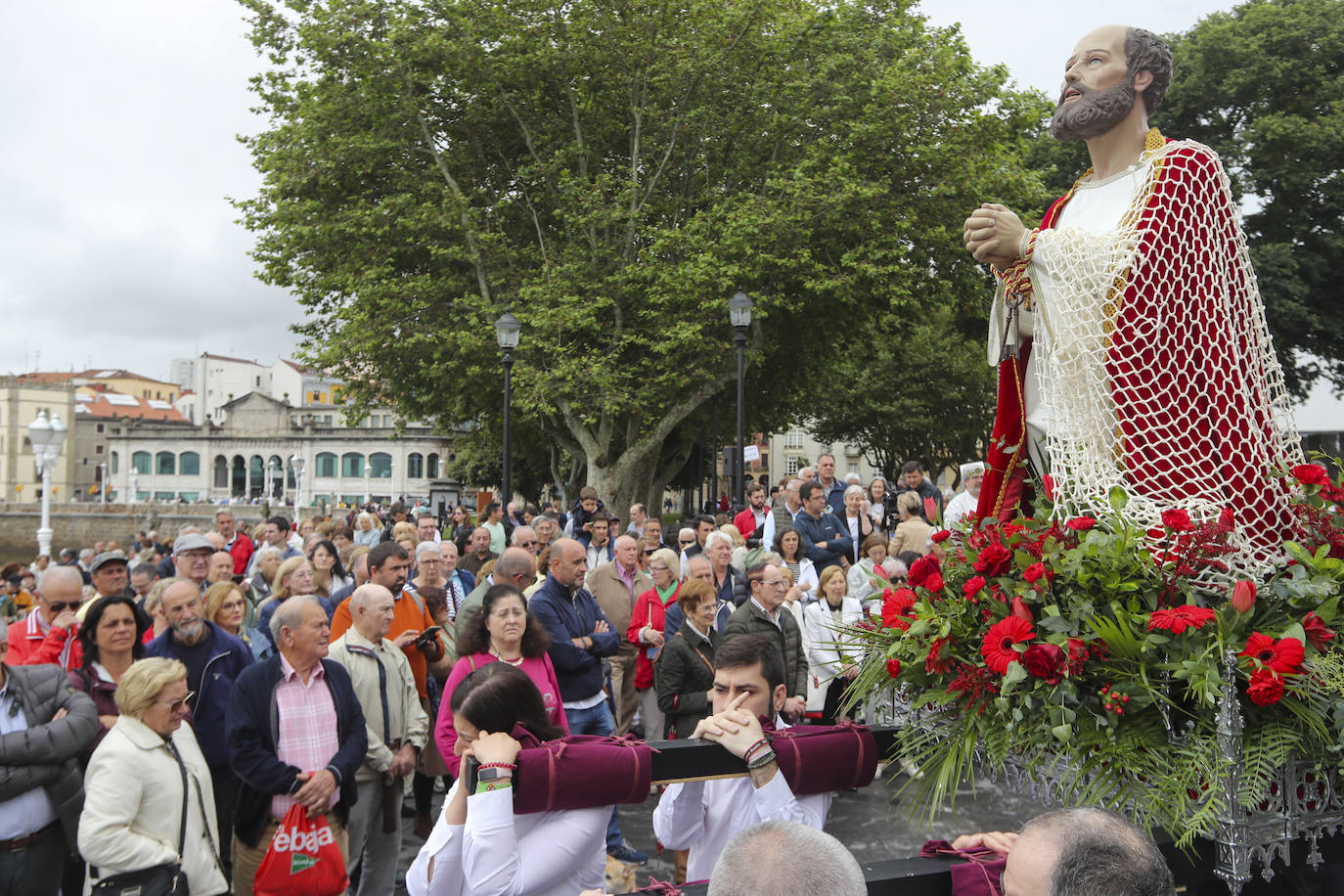 Gijón inicia los festejos por San Pedro con la bendición de las aguas