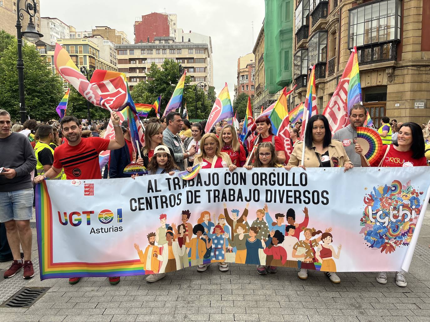 Las calles de Gijón se llenan de orgullo y de reivindicaciones a partes iguales