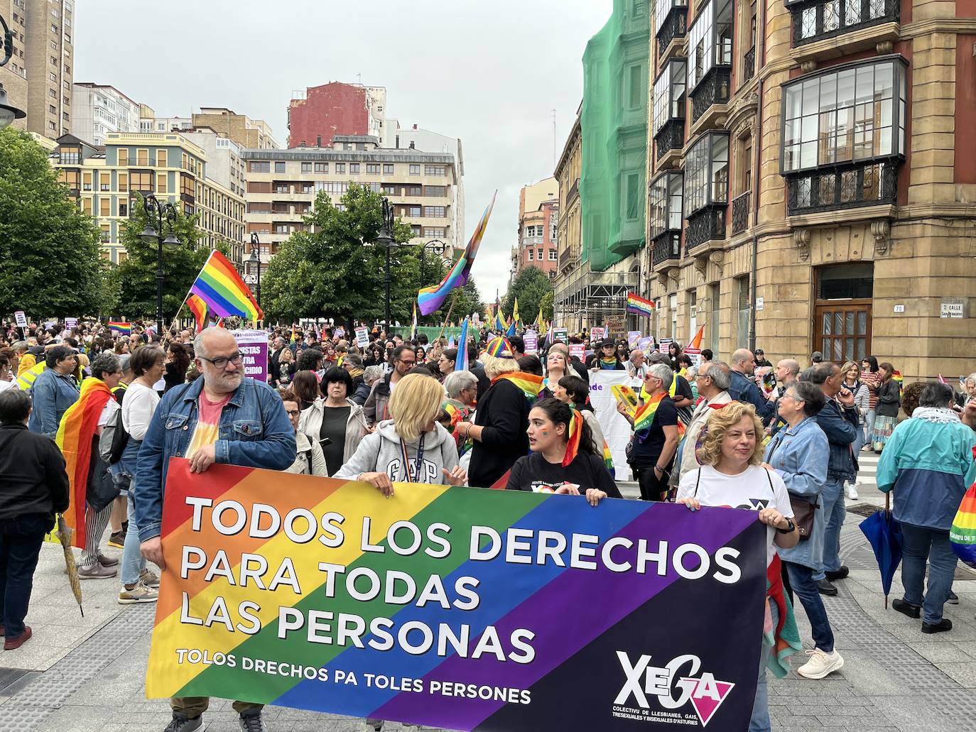 Las calles de Gijón se llenan de orgullo y de reivindicaciones a partes iguales