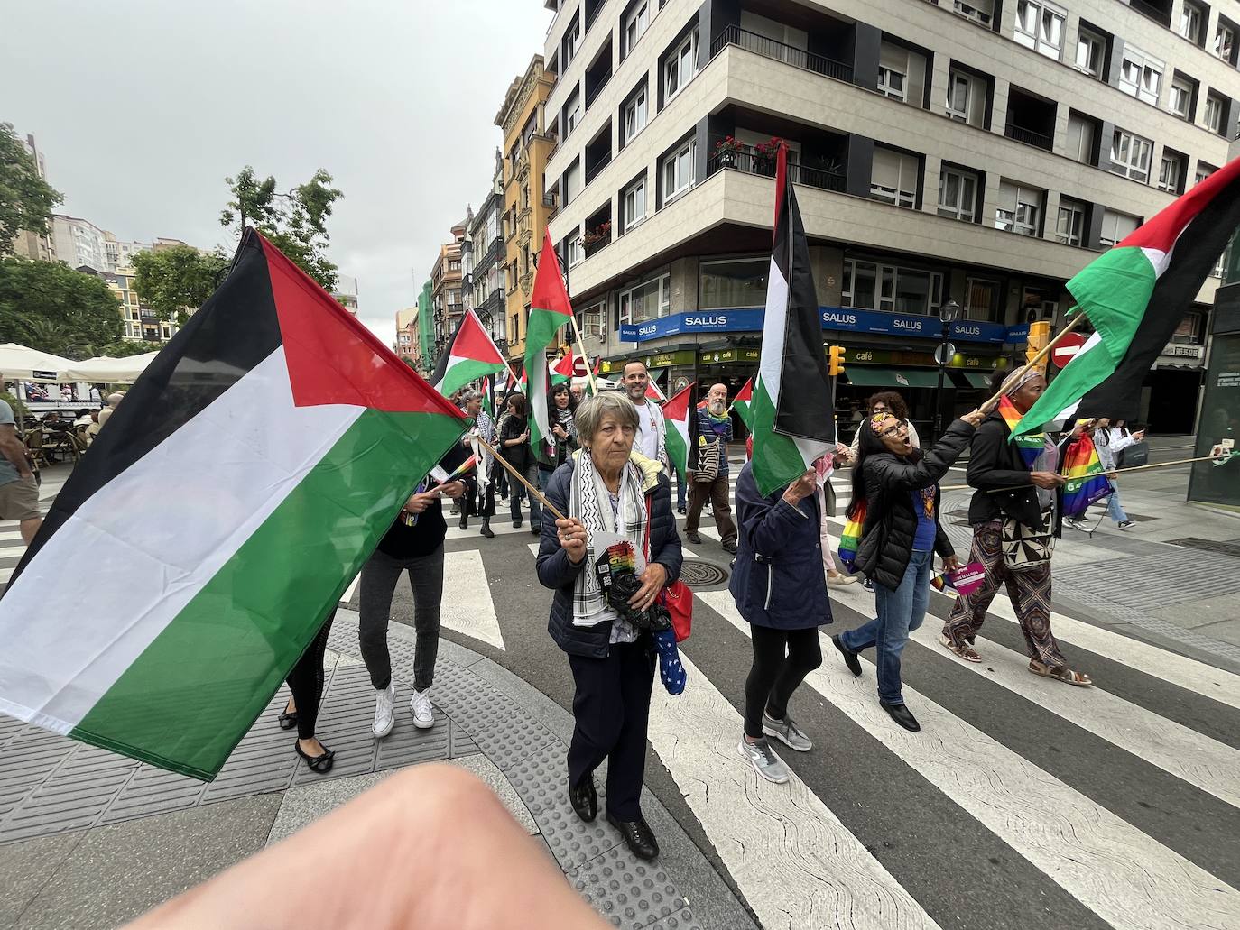 Las calles de Gijón se llenan de orgullo y de reivindicaciones a partes iguales