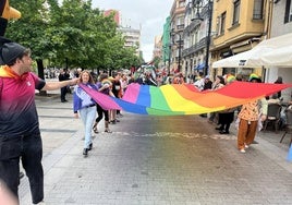 Las calles de Gijón se llenan de orgullo y de reivindicaciones a partes iguales