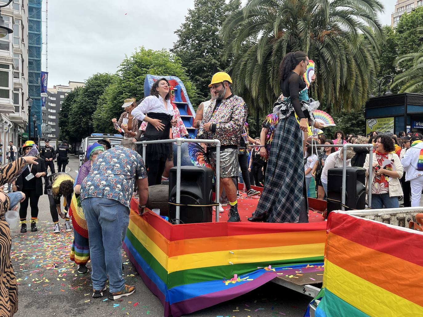 Las calles de Gijón se llenan de orgullo y de reivindicaciones a partes iguales