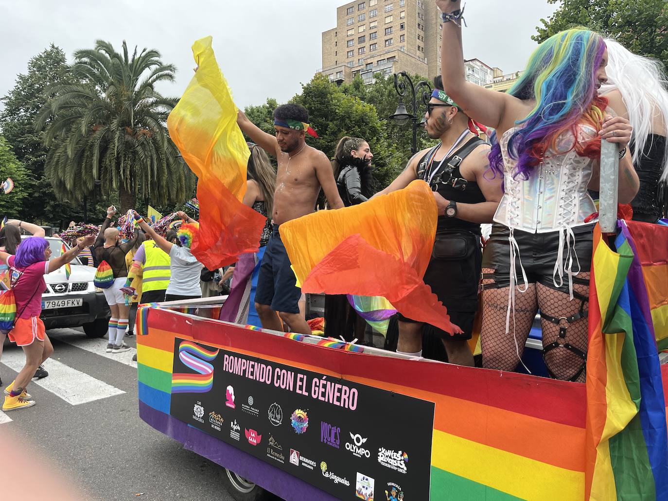 Las calles de Gijón se llenan de orgullo y de reivindicaciones a partes iguales