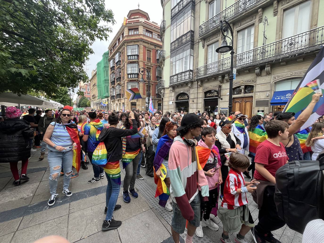 Las calles de Gijón se llenan de orgullo y de reivindicaciones a partes iguales