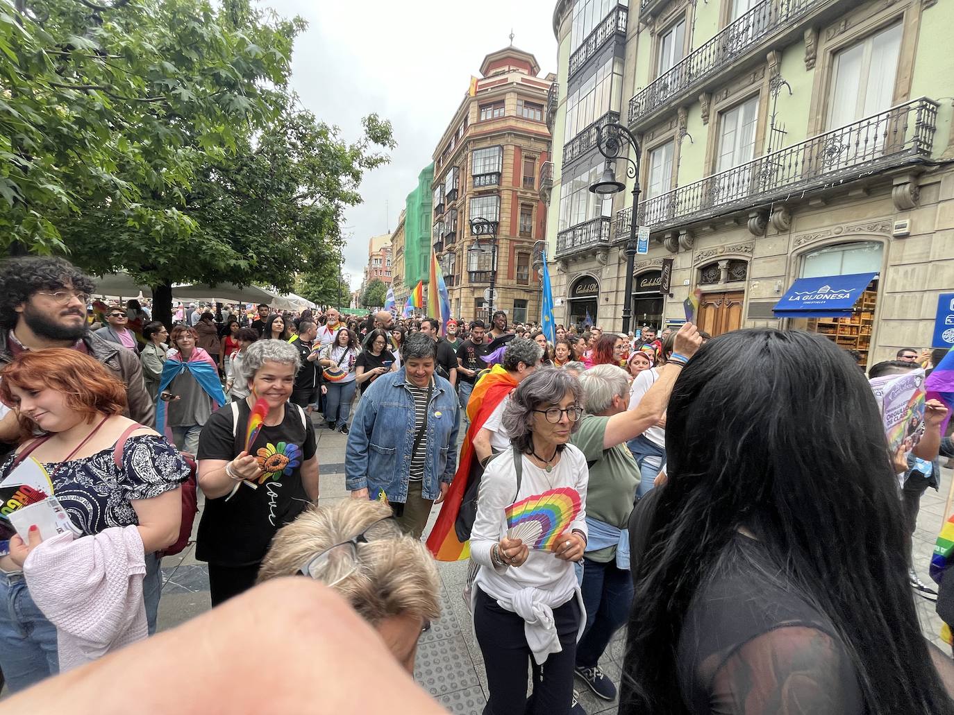 Las calles de Gijón se llenan de orgullo y de reivindicaciones a partes iguales