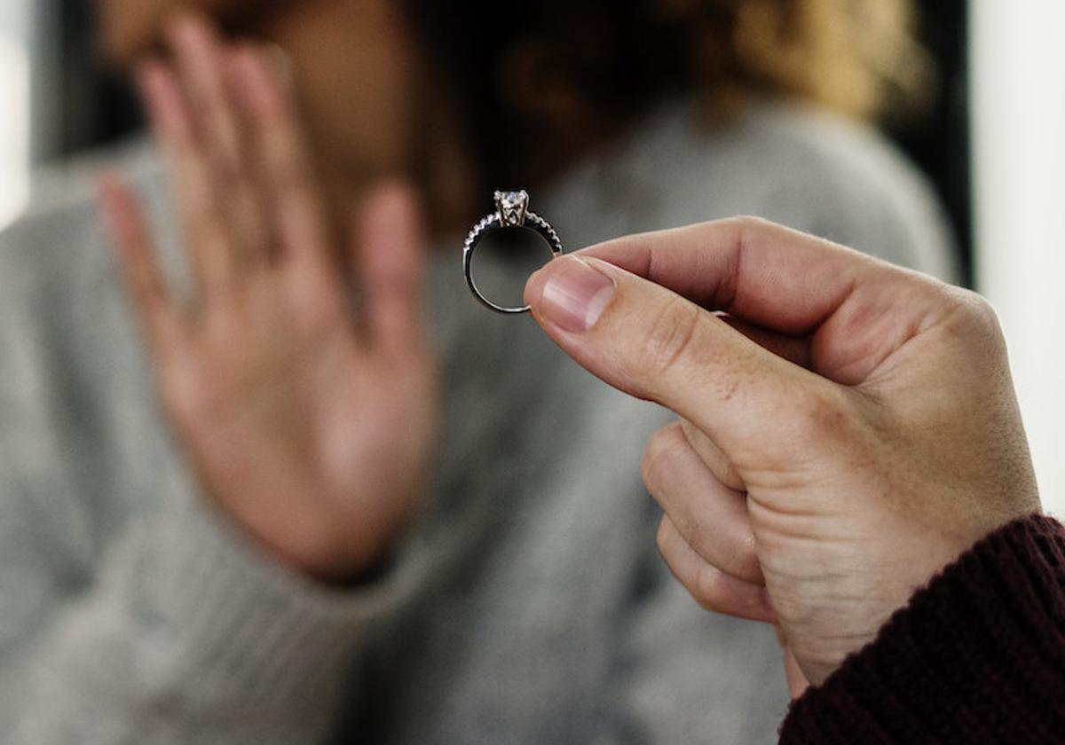 Una propuesta de matrimonio fallida se vuelve viral: le pide la mano a su novia en público y ella sale corriendo