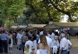 Casetas de hostelería que Santander monta por su Semana Grande y cuya estética se podría replicar este agosto en el paseo de Begoña.