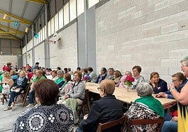 Las mujeres se reunieron en el polideportivo del colegio.