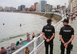 Policía Nacional en la playa de San Lorenzo.