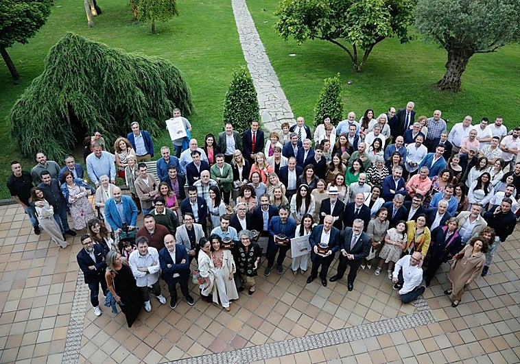Los premiados posaron rodeados de los invitados y las autoridades que asistieron a la entrega de los premios en Latores.