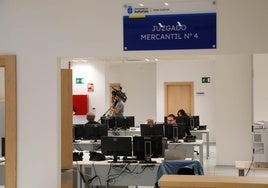 Acceso al Juzgado de lo Mercantil número 4.