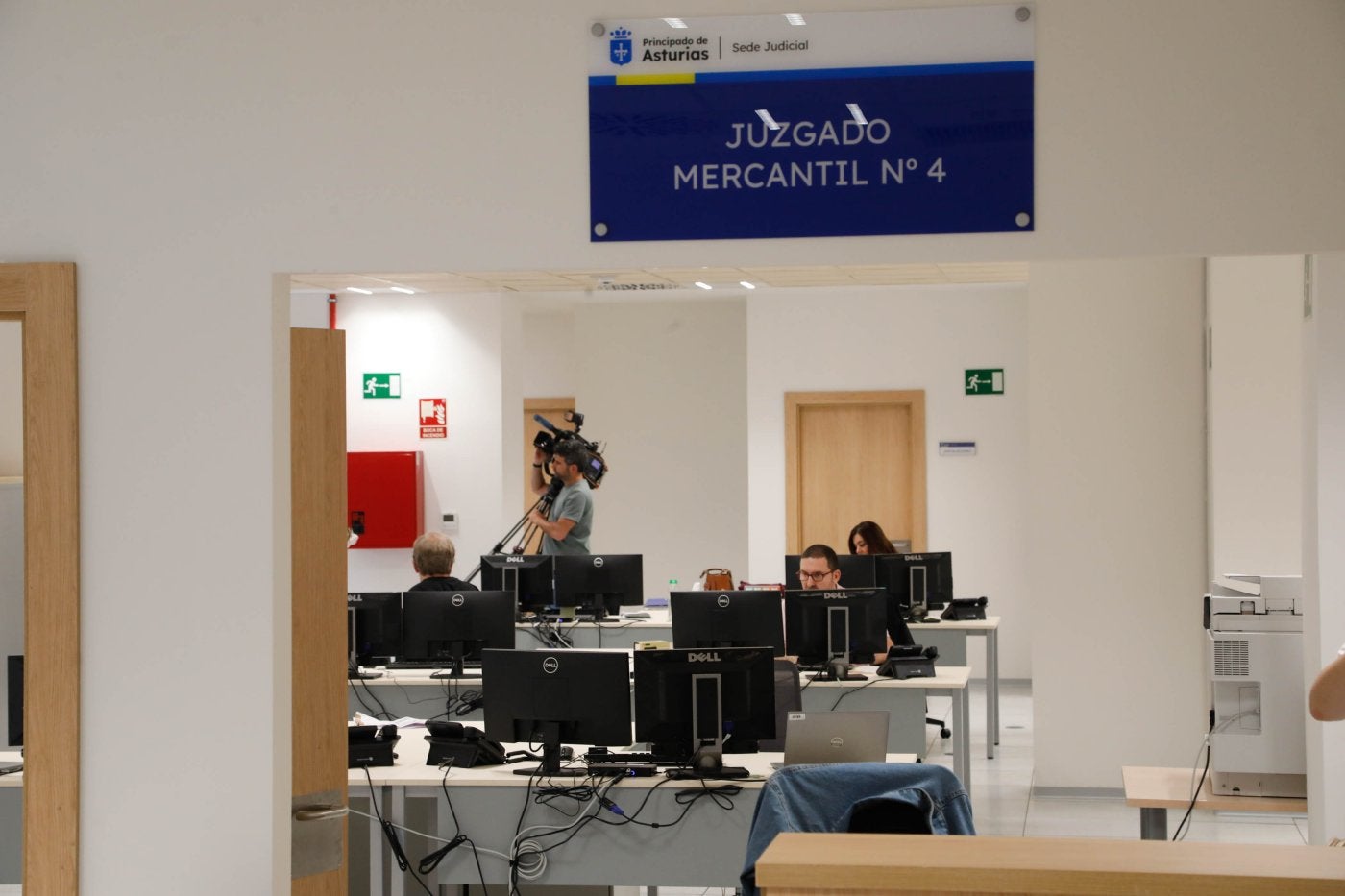 Acceso al Juzgado de lo Mercantil número 4.