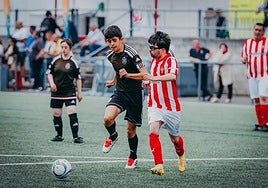 Un momento del partido entre el Montevil y el Sporting.