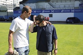 Davo saluda a Diego Baeza, afectado por la despedida del portero del Real Avilés.