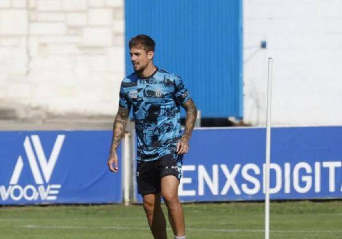 Isma Cerro, en un entrenamiento del Real Avilés en el Suárez Puerta.