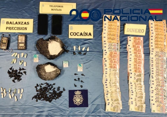 Droga, dinero y material incautado por la Policía en el restaurante.