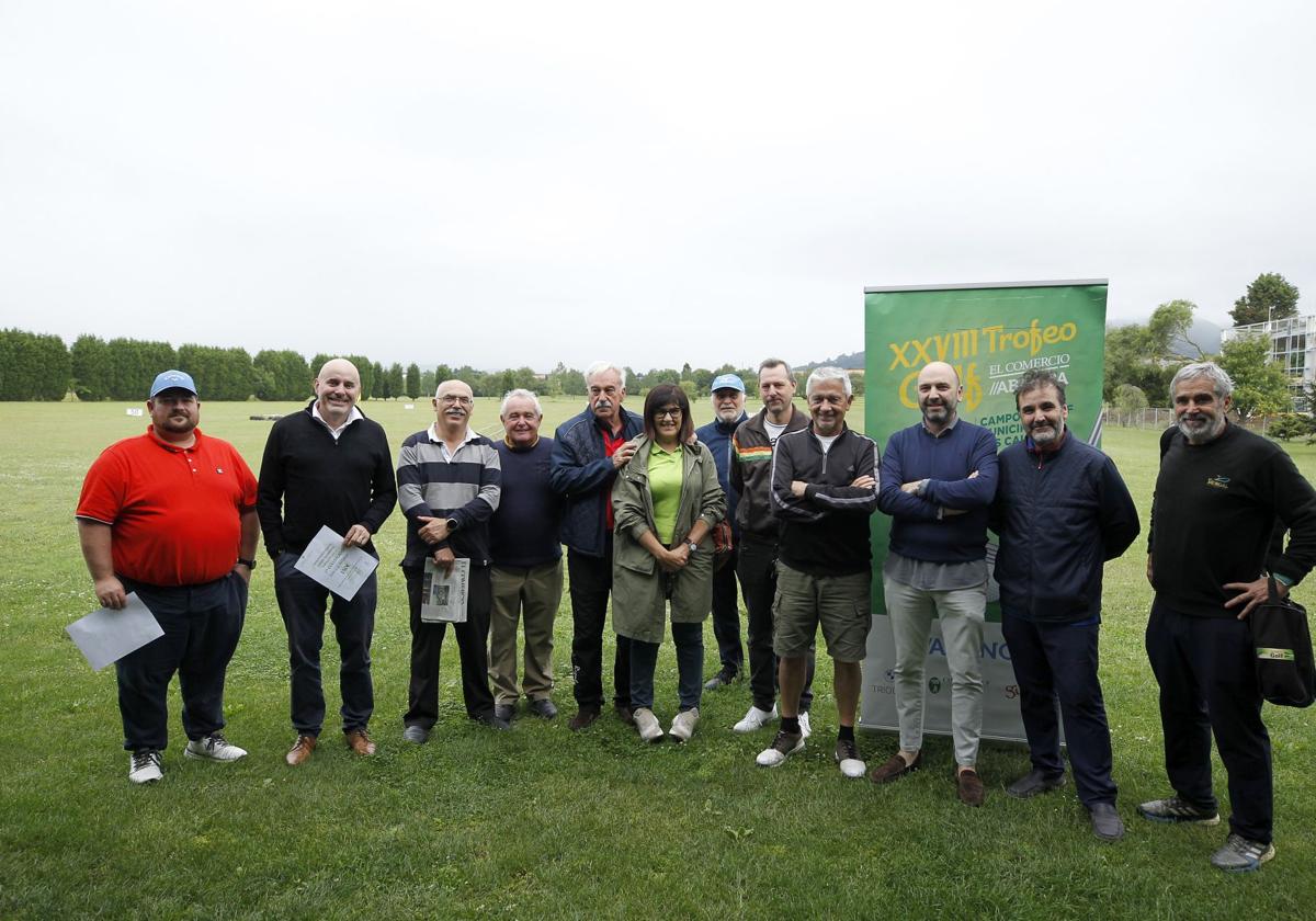 Los premiados en la quinta prueba del Trofeo EL COMERCIO-ABANCA posaron en la tradicional foto de familia en La Moral.