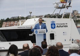 Adrián Barbón inaugura en Castropol un barco con 22 metros de eslora para intensificar la lucha contra el furtivismo.