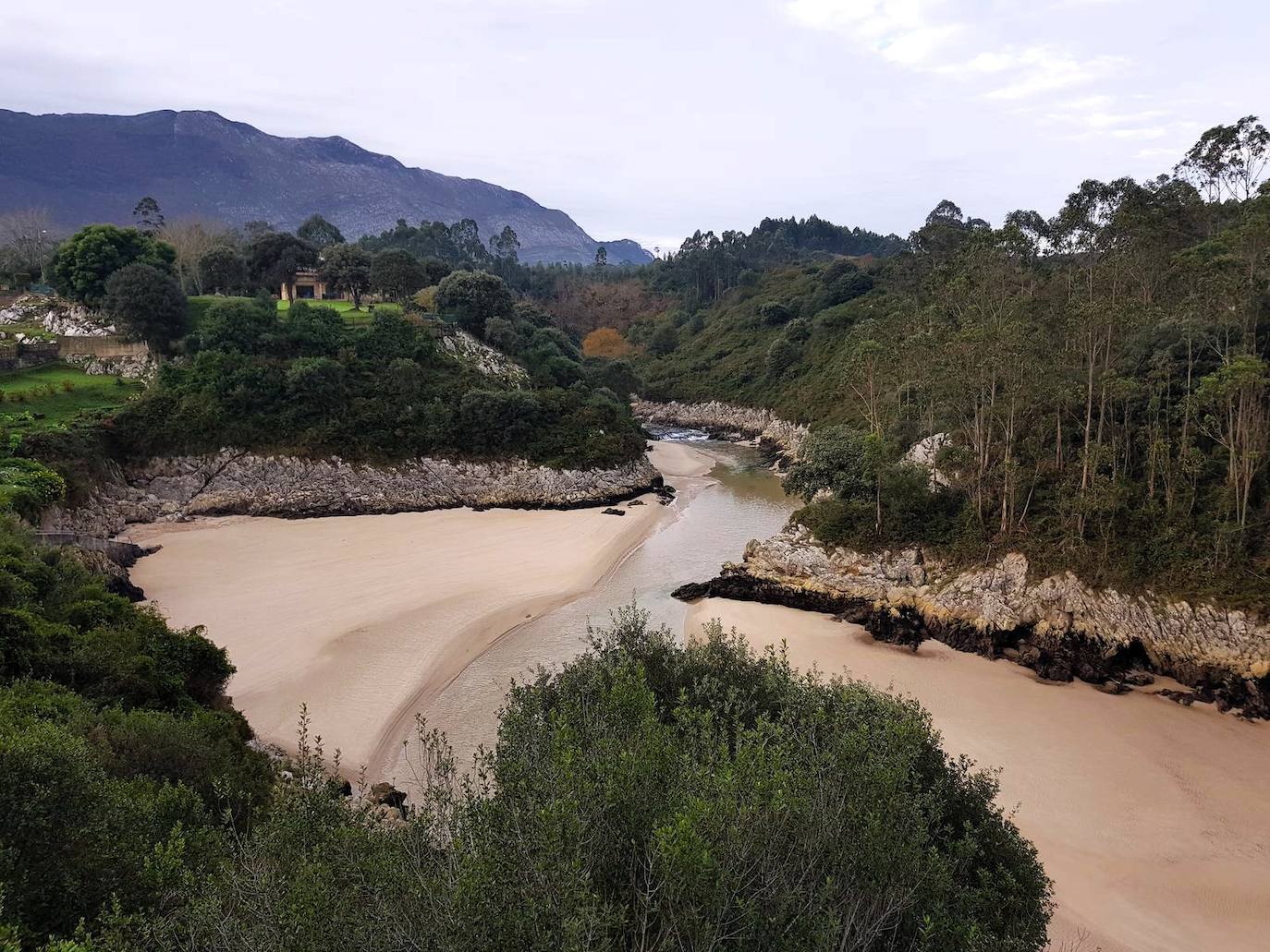 Playa de Guadamía, en Llanes