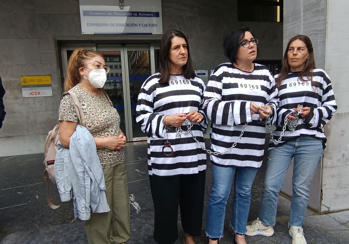 Carmen, Arancha, Raquel y María, ante la Consejería de Educación.