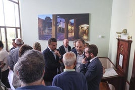 Los presidentes de las cámaras de de Avilés y Oviedo, González y Paniceres, dan el pésame a uno de los hijos de Carlos Rodríguez de la Torre ayer en el tanatorio.