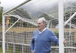 Iñaki Churruca, junto a una de las porterías del campo de fútbol de Sariego.
