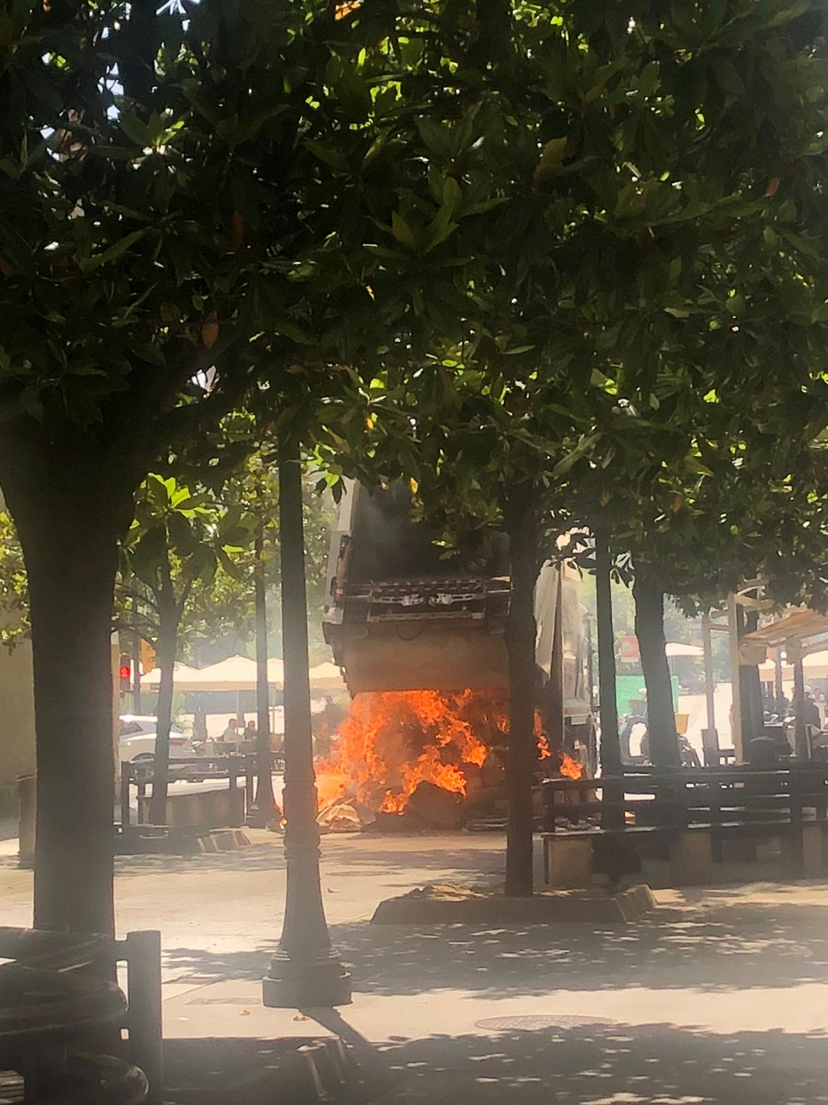 Arde en Gijón un camión de Cogersa