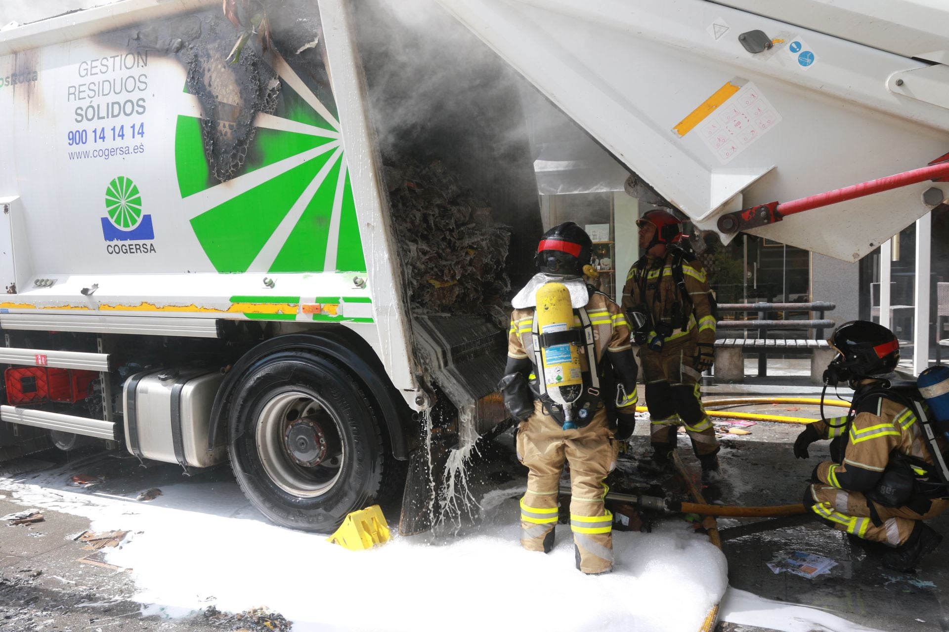 Arde en Gijón un camión de Cogersa