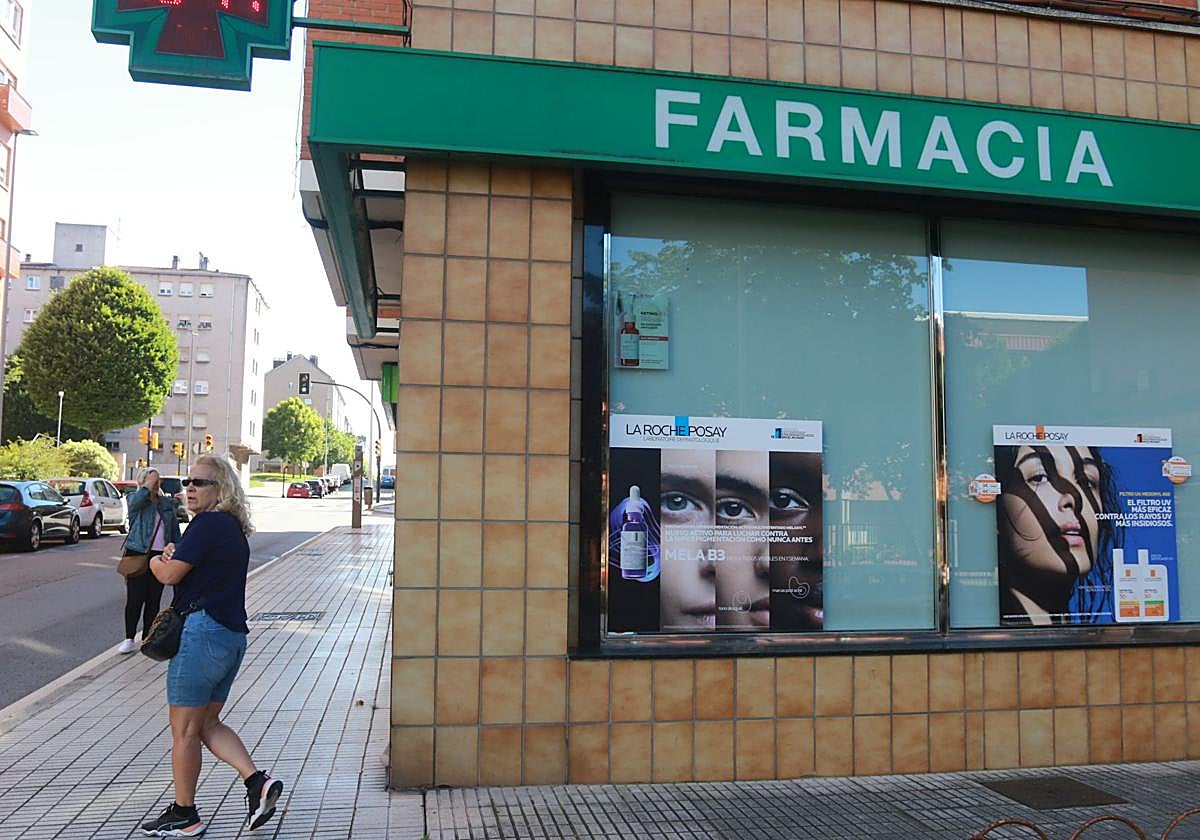 Farmacia de Nuevo Gijón que regentaba el joven fallecido en el accidente de tráfico de Cudillero.