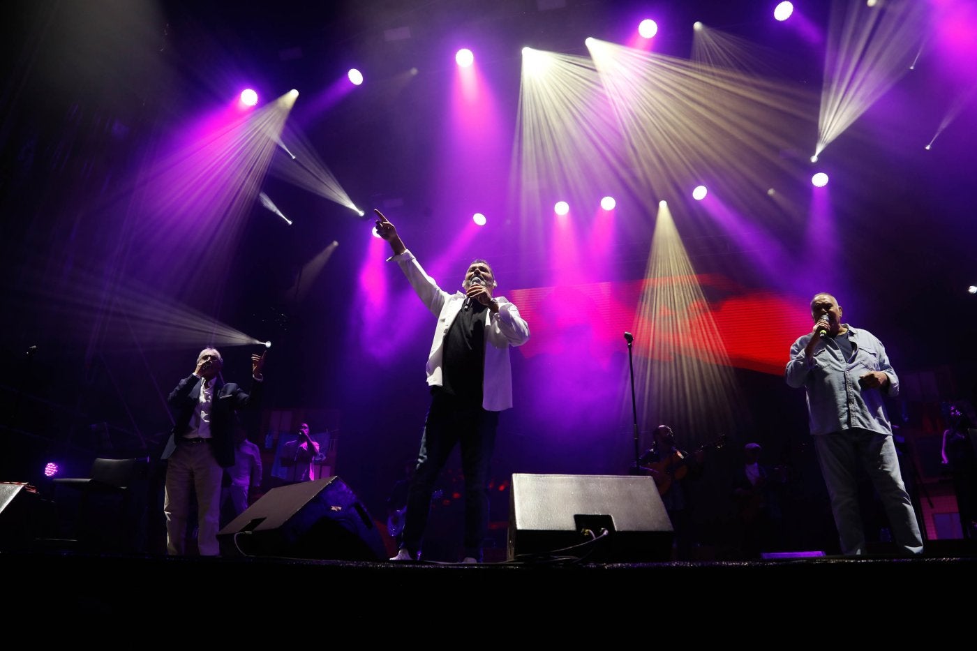 Desafiando al orbayu y arropados por una superbanda, salió el trío al escenario para ofrecer sus ritmos y melodías de siempre.