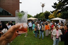 Espirituosas.Un millar de personas responde a la llamada de Spirit Planet en Somió Park para inaugurar el verano.