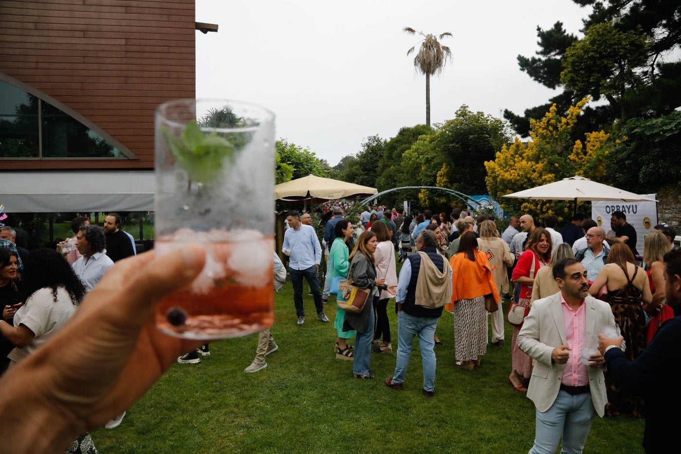 Espirituosas.Un millar de personas responde a la llamada de Spirit Planet en Somió Park para inaugurar el verano.