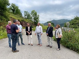 Encuentro de los populares con los vecinos en Grado, ayer.