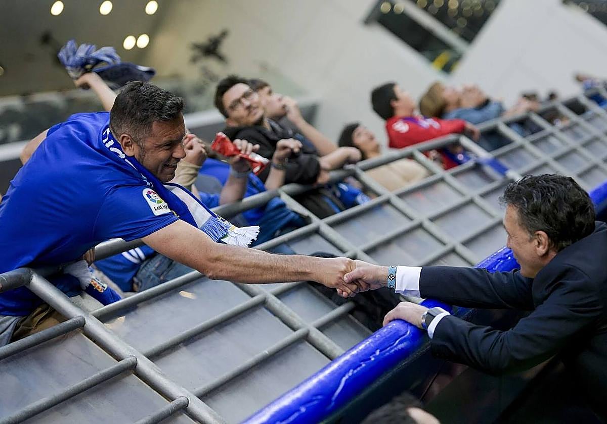 Los exfutbolistas Cervero y Carlos se saludan en el Tartiere durante uno de los partidos de 'play off'.