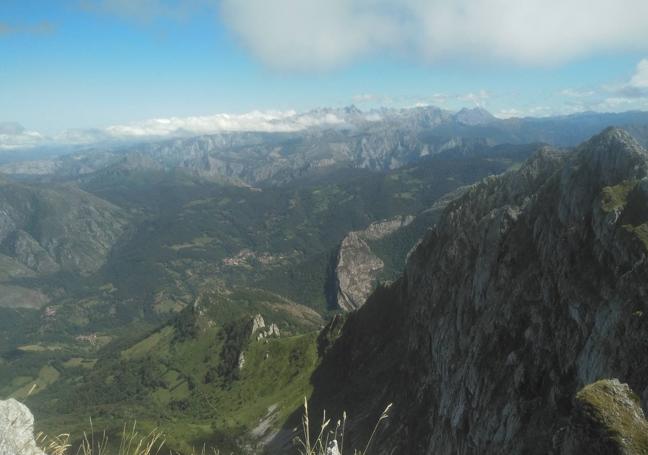 Cumbre del Tiatordos mirando hacia Ponga y los Picos de Europa.