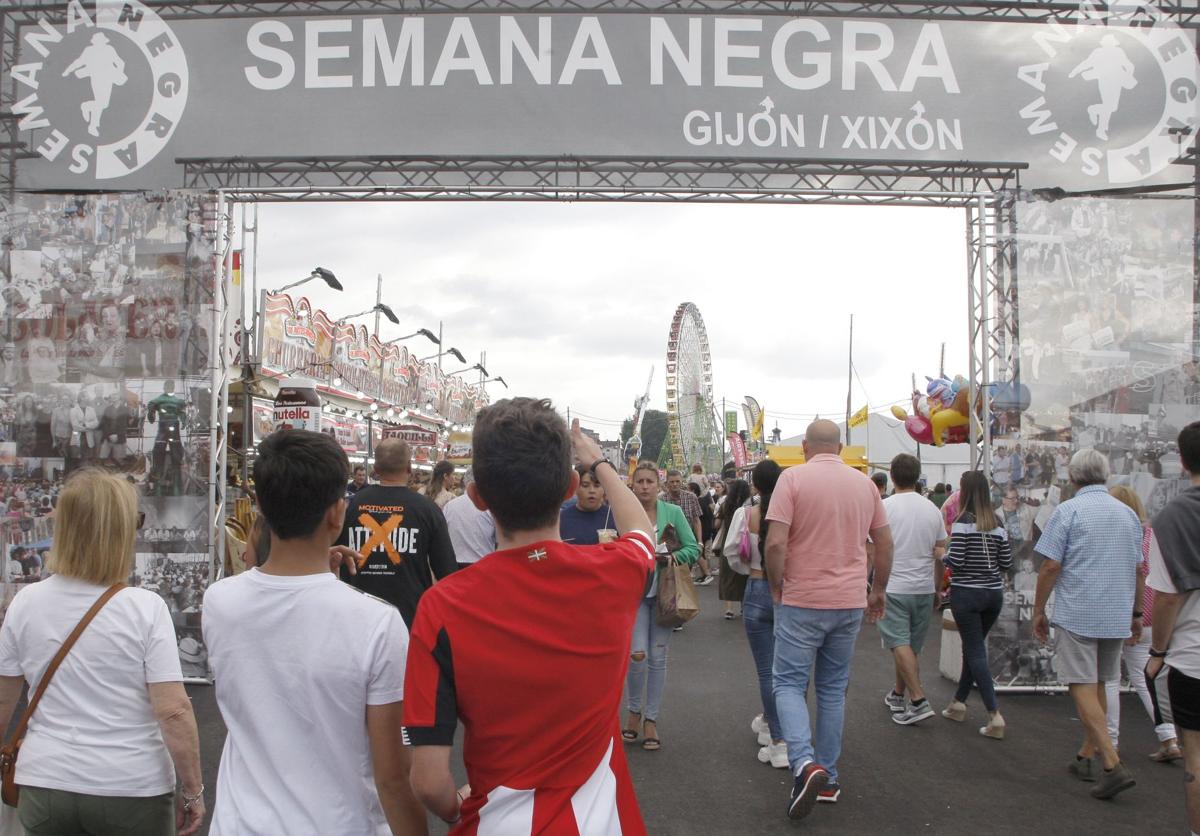 Recinto de la Semana Negra en terrenos de Naval Gijón en la pasada edición.