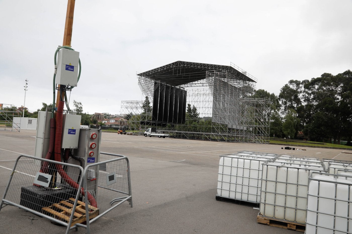 Trabajos de montaje del escenario del Tsunami.