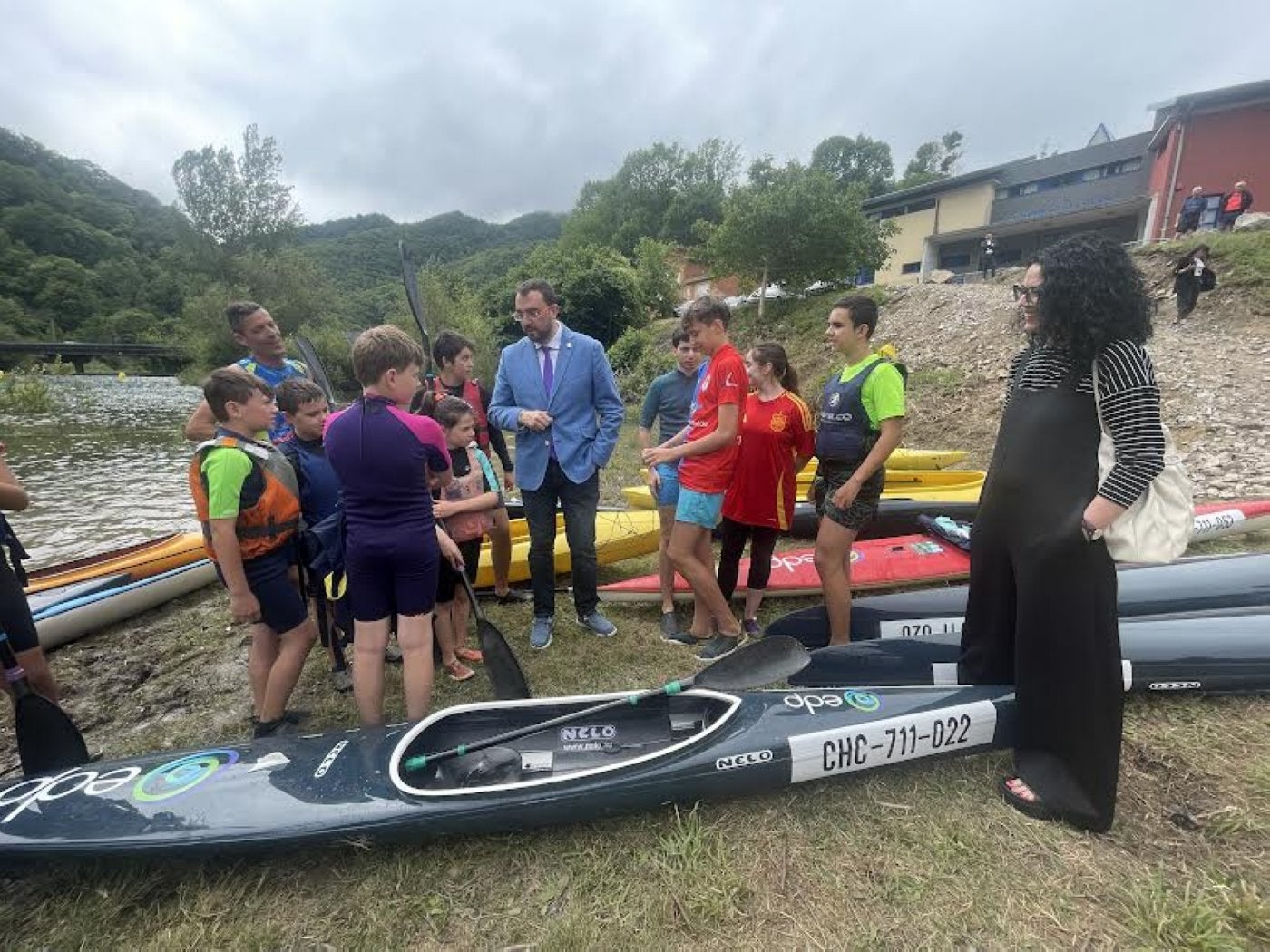 Barbón,hablando con pequeños palistas en el pantano casín, observado pr la consejera de Turismo.